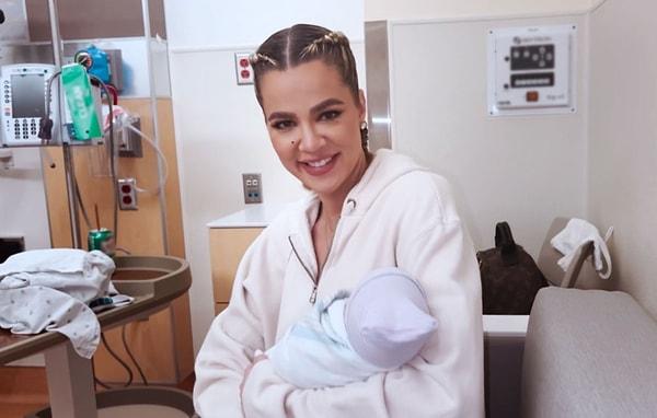 Sonunda bebek dünyaya geldi ve Khloe Kardashian doğumu kendisi yapmış gibi hastane yatağında poz verdi.