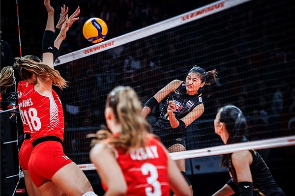 Filenin Sultanları, FIVB Dünya Şampiyonası B Grubu'ndaki ilk maçta Hollanda'da Tayland'la karşılaştı.