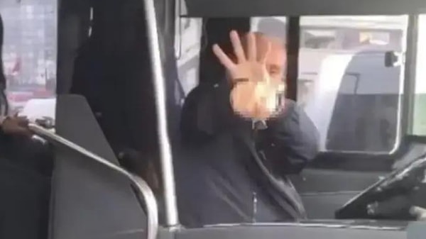 Kadın yolcuya el hareketi