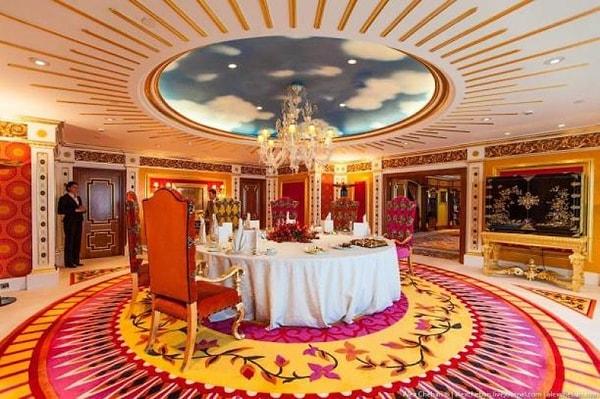 Dubai’de 'Burj El Arab'ın en üst katında yer alan kral dairesinin terasında Khosnaw, 1,8 milyon dolarlık tektaş yüzükle Ebru Gündeş'ten "Evet" cevabını almış.