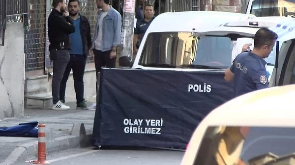 Dün İstanbul Bağcılar'da yaşayan 26 yaşındaki Ali S., 58 yaşındaki annesi Hava S'yi önce öldürdü, sonra kafasını keserek balkondan aşağı attı.