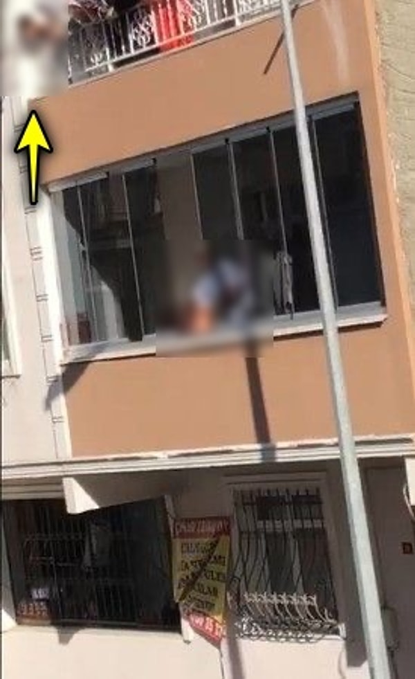 Yaşanan korkunç anları etrafta bulunan herkes izledi, bunlardan bir tanesi de aynı apartmanın bir üst katında oturan çocuk oldu.