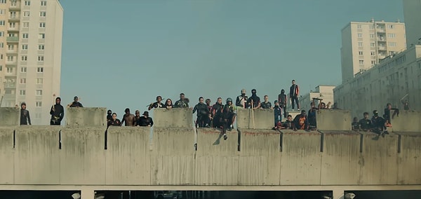 Polis vahşeti ve kardeş ilişkilerini konu edinen Fransa yapımı film, tür olarak da aksiyon ve macera türünün içerisinde bulunuyor.