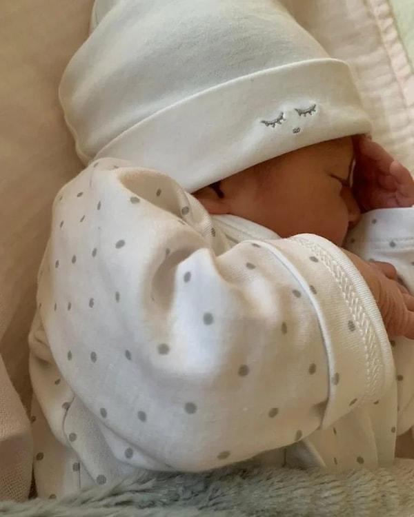 Amine Gülşe, yeni dünyaya gelen bebeklerinin fotoğrafını paylaştı, Mesut Özil ise 'Allah’a şükürler olsun sağ sağlım dünyaya geldin güzel kızımız Ela' yorumunda bulundu.