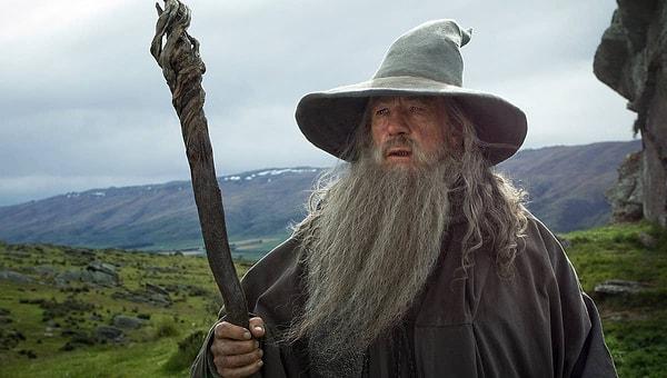 12. 'Gandalf' rolüyle gönlümüzü kazanmış Ian McKellen'ın Hobbit çekimleri sırasında sürekli yeşil ekran kullanılması hiç hoşuna gitmemiş.
