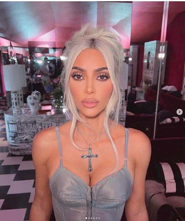 В июле, Ким призналась Allure: “Я действительно, искренне забочусь о том, чтобы хорошо выглядеть. Я, вероятно, забочусь больше, чем 90% людей на этой планете”.