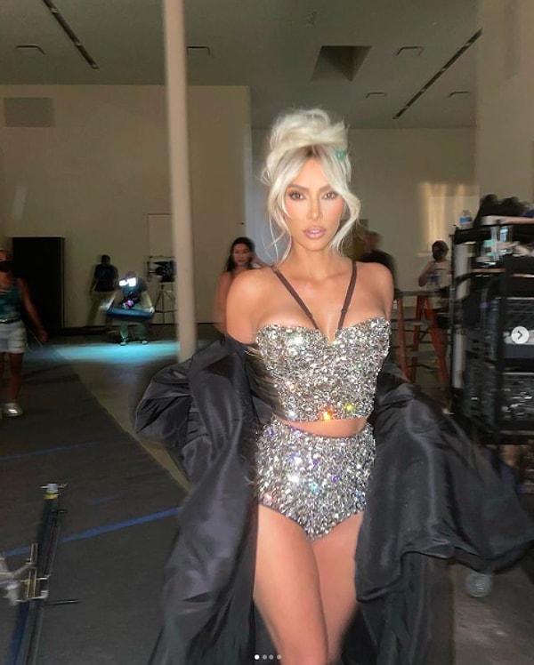 Dolce & Gabbana разработали образы в сотрудничестве с Ким, и она согласилась продемонстрировать на себе несколько их нарядов в течение выходных.