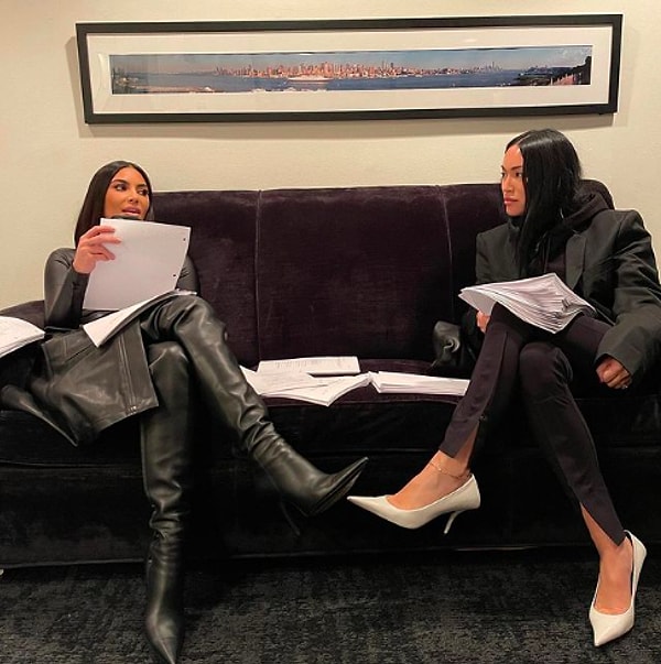 К счастью, ее помощница, ставшая подругой, Стефани Шепард, была рядом в тот момент, чтобы задокументировать борьбу Ким с платьем :) Позже она создала веселый монтаж, который опубликовала на своей странице в TikTok в воскресенье.