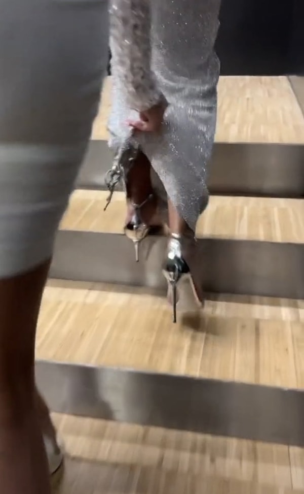 Позже на видео видно, как сестра Ким, Хлоя Кардашьян, пытается помочь, приподнимая подол платья Ким, но оно сидит так туго, что это почти ничего не меняет.