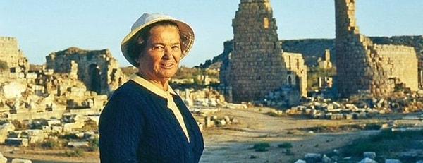 "Türkiye'nin İlk Kadın Arkeoloğu" unvanının sahibi olan Jale İnan, Perge ve Side antik kentlerinin gün yüzüne çıkmasında büyük emekleri olan bir arkeolog.