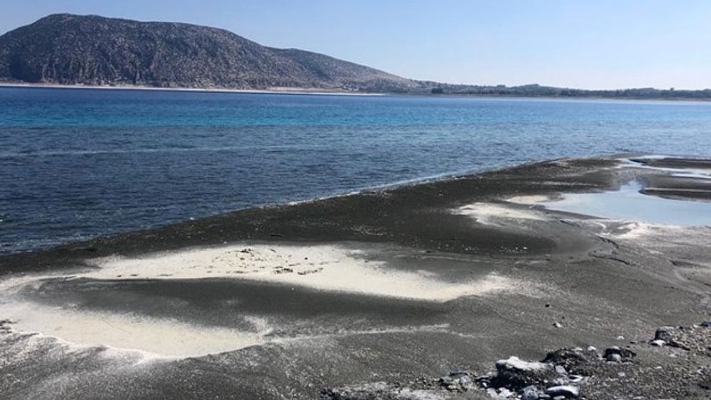 Salda Gölü'nde Kararma ve Salyalaşma Yaşanıyor