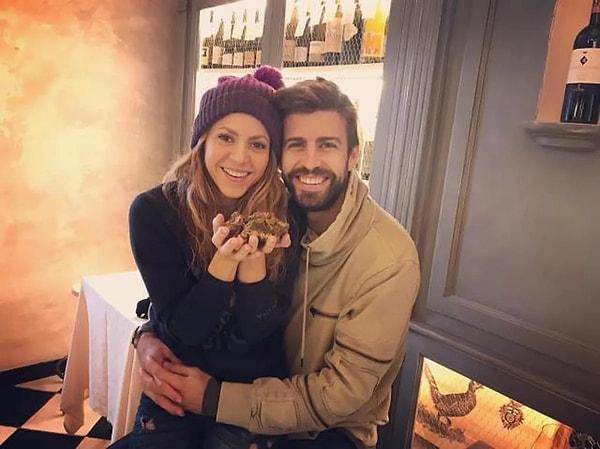 35 yaşındaki defans oyuncusu Pique ve şarkıcı Shakira 12 yıllık birlikteliğin ardından bu yaz ayrıldılar ve şu anda ayrılık süreçlerini tamamlıyorlar.