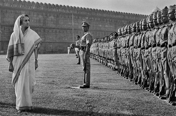 1. Hindistan Başbakanı İndira Gandhi, 1971'deki savaşın zaferi ardından Kızıl Kale'deki Hint askerlerini selamlarken: