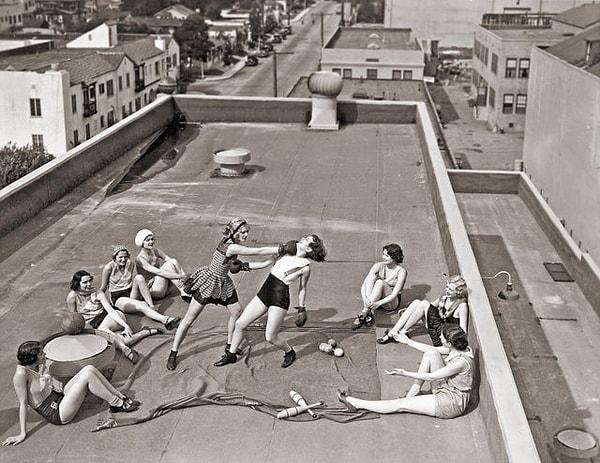 3. Ball Building'in çatısında boks yapan kadınlar - 1938: