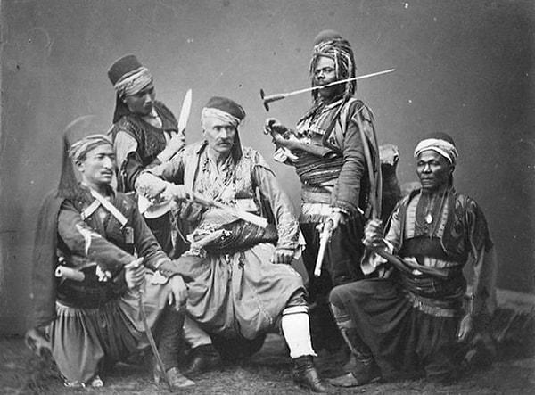 5. 1908 yılında poz veren bir grup Osmanlı başıbozuk:
