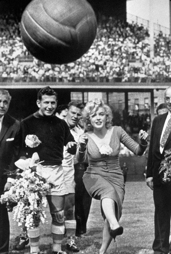 6. Marilyn Monroe, Brooklyn'deki Ebbets Field'da futbol topuna vururken - 1957: