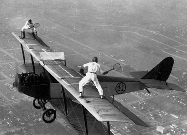 7. Bin metre yükseklikte uçan bir uçağın üstünde teniz oynayan oyuncular - 1925: