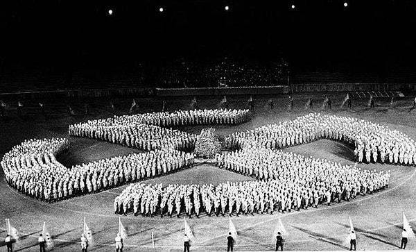 15. Hitler Gençliği, Berlin Olimpiyat Stadı'nda geçit töreni düzenlerken - 1938: