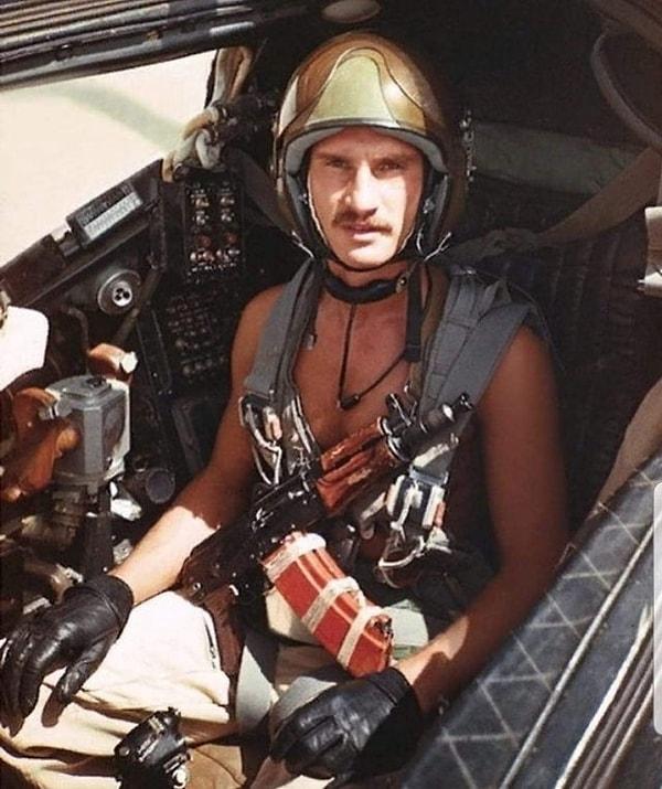 17. 1980'li yıllarda Afganistan'daki Sovyet pilotu poz verirken: