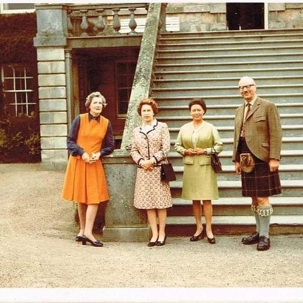 20. "Kraliçe ve Prenses Margaret ile 1972 yılında Haddo House'da poz veren ailem"