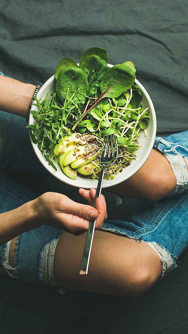 Veganlar ve vejetaryenler; sigara, alkol tüketimi, fiziksel aktivite gibi değişkenler dikkate alındığında bile, aynı dönemde et yiyenlere göre iki kat daha fazla depresif atak geçirdiler.