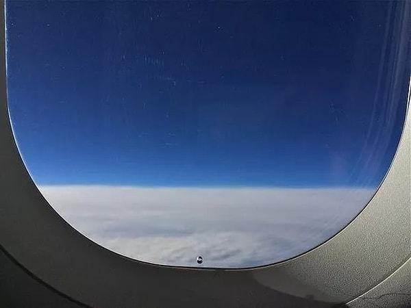 Uçak pencerelerinde bulunan küçük delikler.