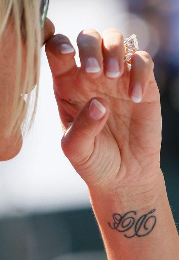 Victoria Beckham'ın sol bileğinde 'DB' harflerinin bulunduğu bir dövme vardı.