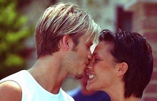 Beckham çifti 2006 yılında düğün yeminlerini tazelemişlerdi ve Victoria sağ bileğine VIII-VMMVI roma rakamlarını dövme yaptırmıştı.