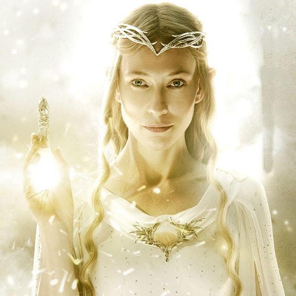 Tolkien'in yazılarında, Galadriel her zaman Valar ve Maiar dışındaki diğer karakterlerden daha güçlü ve daha akıllı biri olarak tasvir edildi.