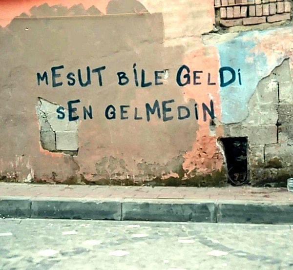 Çukur'daki asıl göndermeler ise duvar yazılarıydı. Her bölümde ayrı duvar yazıları ile gündemdeki birçok olaya değinildi. Mesut Özil'in Fenerbahçe'ye transfer olması üzerine "Mesut bile geldi, sen gelmedin" duvar yazısı çok beğenildi.
