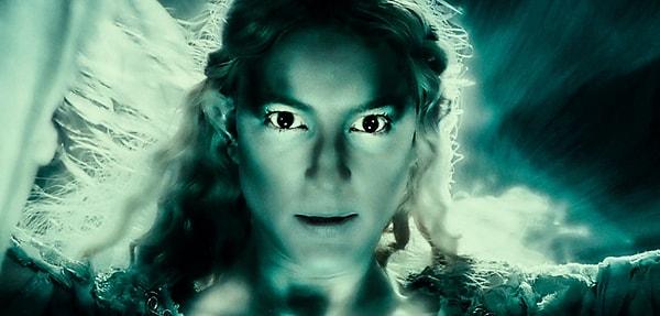 Galadriel, Ńoldor Elfleri'nin Yüksek Kralı Finarfin'in kızıydı. Galadriel'in büyükbabası Finwë, Finarfin'den önce de Yüce Kraldı. Bu arada Galadriel'in büyükannesi Vanyar Elflerinin Yüce Kralı'nın kız kardeşi.