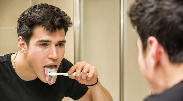 2. Dilinizi fırçalamayı ihmal etmeyin.