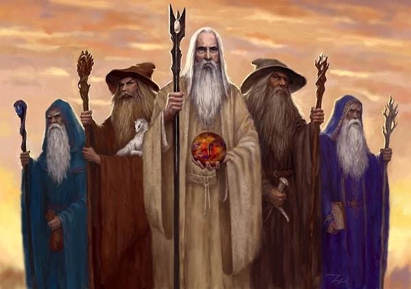 Yüzüklerin Efendisi ve Hobbit filmlerinde Sihirbazlar Galadriel'e büyük bir saygı duyarlardı. Güçlerinin zirvesinde olan Galadriel, büyücülerden daha iyi bir konumdaydı.