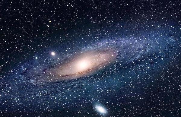 Galaksimiz Samanyolu'nun şeklini bilirsiniz; merkezdeki çekirdeğin etrafında dönen bir spiral gibi görünür.