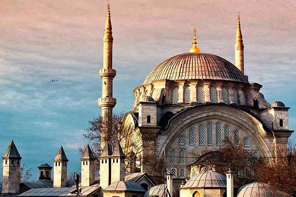 2. İstanbul'un ikinci tepesi Çemberlitaş mevkiinde bulunan Nuruosmaniye Camii