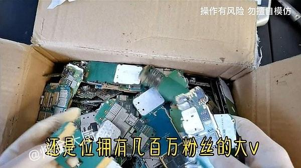 Çinli bir kimyager, akıllı telefonları sökerek zengin olmanın mümkün olup olmadığını öğrenmeye karar verdi ve 210 adet eski telefon satın aldı. Cihazların her biri ona 10 yuan'a, yani 1,4 dolara mal oldu ve hepsini satın almak için yaklaşık 300 dolar harcadı.