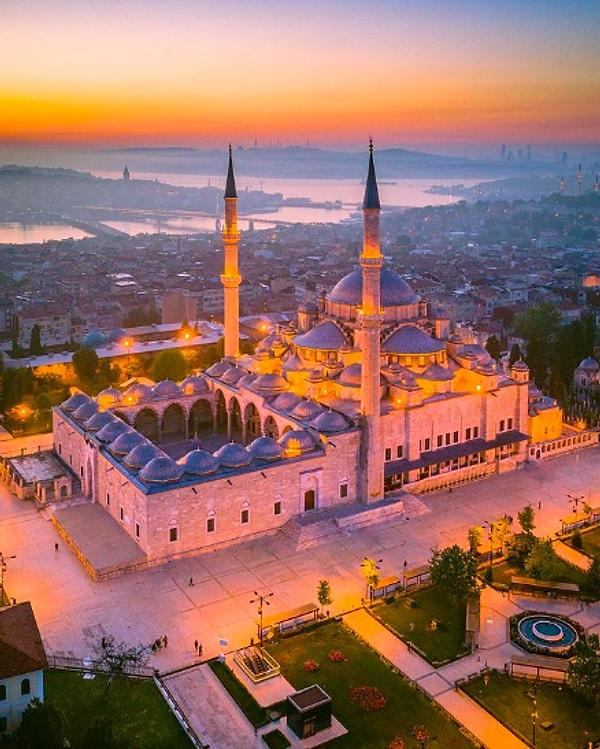 4. İstanbul'un dördüncü tepesinde, fethin görkemli sembolü Fatih Camii