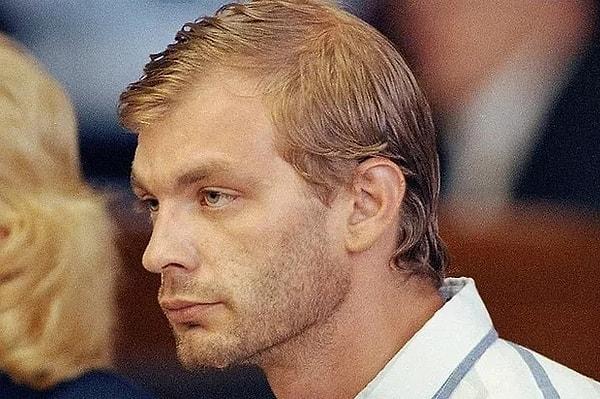 17 kişiyi öldürerek tarihin en korkutucu seri katillerinden biri olan Jeffrey Dahmer, 1991 yılında Wisconsin ve Ohio eyaletleri mahkemesi tarafından hayat boyu hapis cezası alarak hapse girdi.