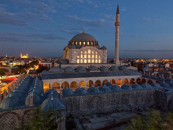 6. İstanbul'un altıncı tepesi Edirnekapı'da güneşle ayın buluşması olan Mihrimah Sultan Camii