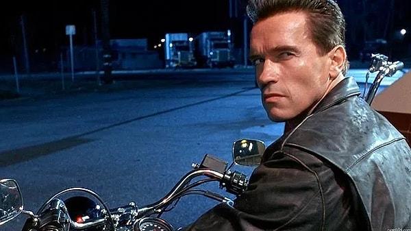 5. T-1000'i oynayan Robert Patrick, Terminator 2: Judgment Day'de gerçek bir robot gibi görünmesi için gözünü kırpmadan silah ateşlemek için eğitim aldı.