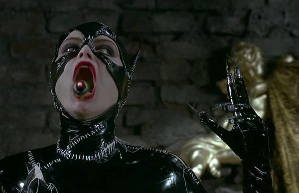 6. Batman Returns filminde Michelle Pfeiffer, Catwoman'ın Penguen'in kuşunu yemekle tehdit ettiği sahne için ağzına gerçekten canlı bir kuş koydu.