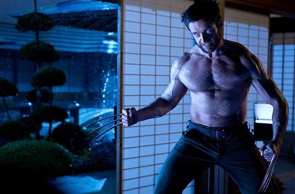 Yeni film için hiçbir fikir bulamadığını söyleyen Reynolds, arkasından geçmekte olan Jackman’a “Hey Hugh, bir kez daha Wolverine'i oynamak ister misin?” diye soruyor.