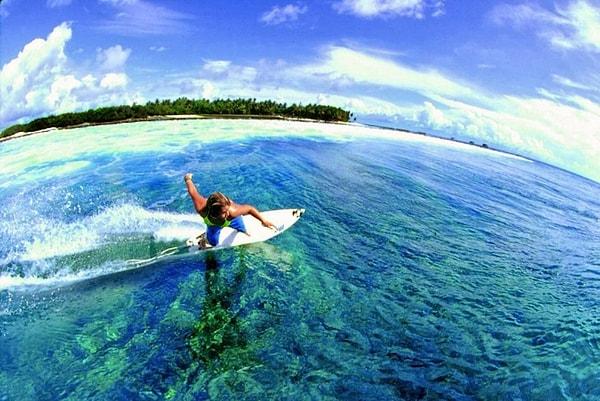Su sporlarına ilginiz varsa Maldivler'de sörf yapmayı deneyimlemek...
