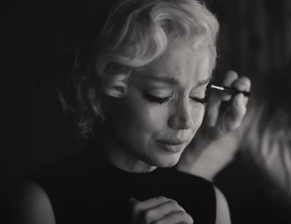 Film siyah beyaz ve renkli görüntüleriyle Monroe'nun hayat hikayesinin özetidir aslında.