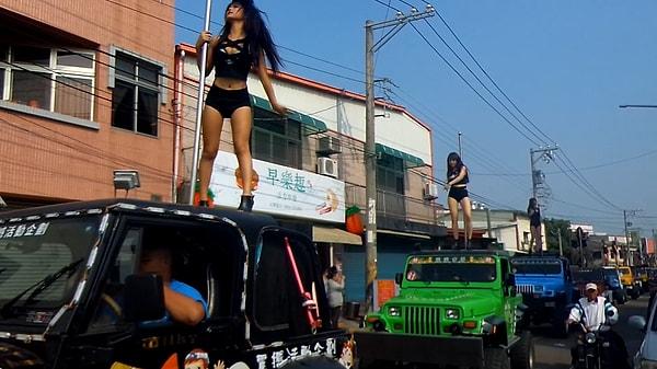 13. Tayvan'da cenazelere striptizci kiralanır.