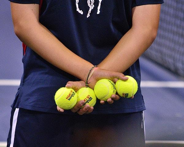Top toplayıcılar tenisçilere istedikleri kadar top verir ve sporcuların içlerinden birisiyle servis kullanır, bir tanesini de cebine koyar.