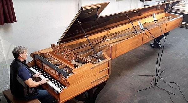 15. Dünyanın en büyük piyanosu 15 yaşında bir genç tarafından Yeni Zelanda'da yapılmıştır.