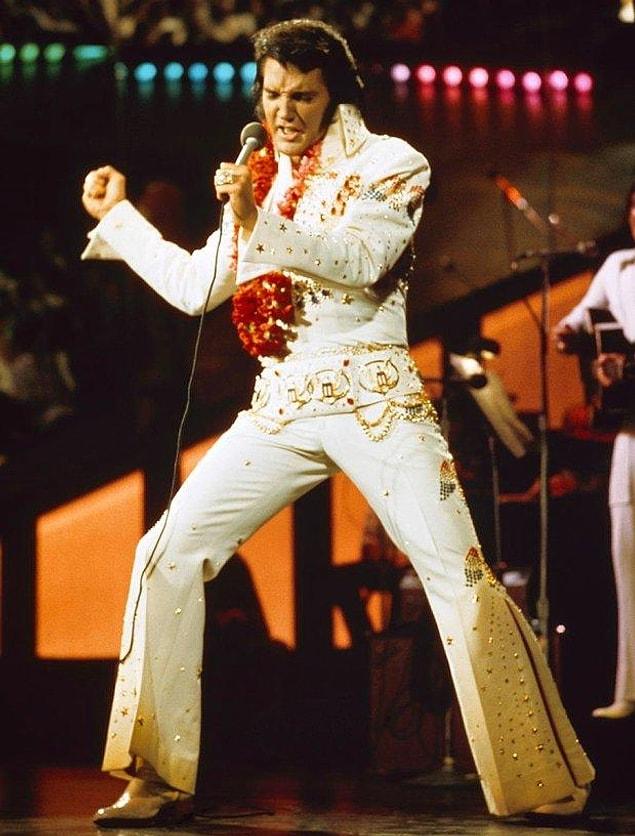 16. Elvis Presley, aslında sarışındı ve saçını siyaha boyuyordu. Hatta bazen parlak görüntü için saçına ayakkabı cilası sürerdi.