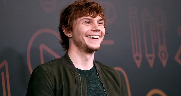 Evan Peters hakkında genel bilgileri verdiğimize göre şimdi de "Hayatında birisi var mı? Evli mi?" sorularına geçebiliriz...