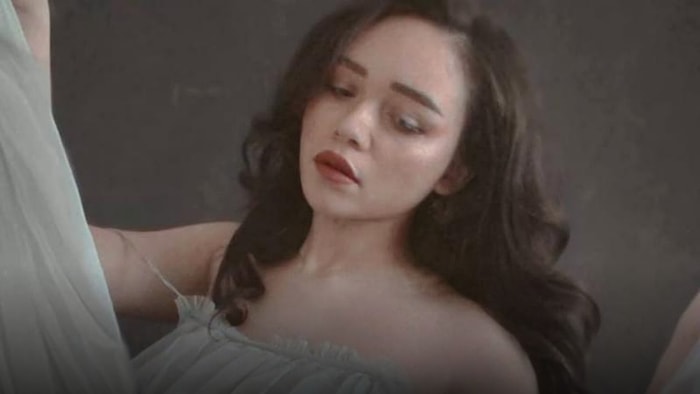 Kendinizi Bir Anda Farklı Bir Ortama Işınlamak İçin Dinlemeniz Gereken 12 Scarlett Rose Şarkısı